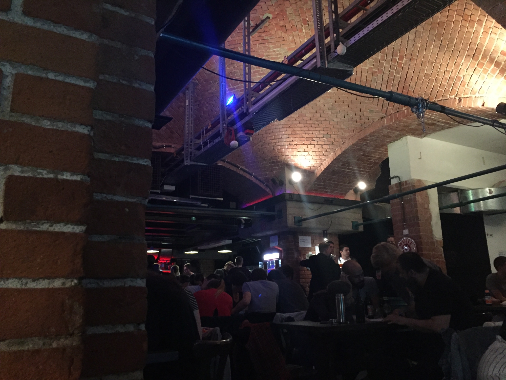 Rätseln beim PubQuiz im Juni 2018 im Café Faust.