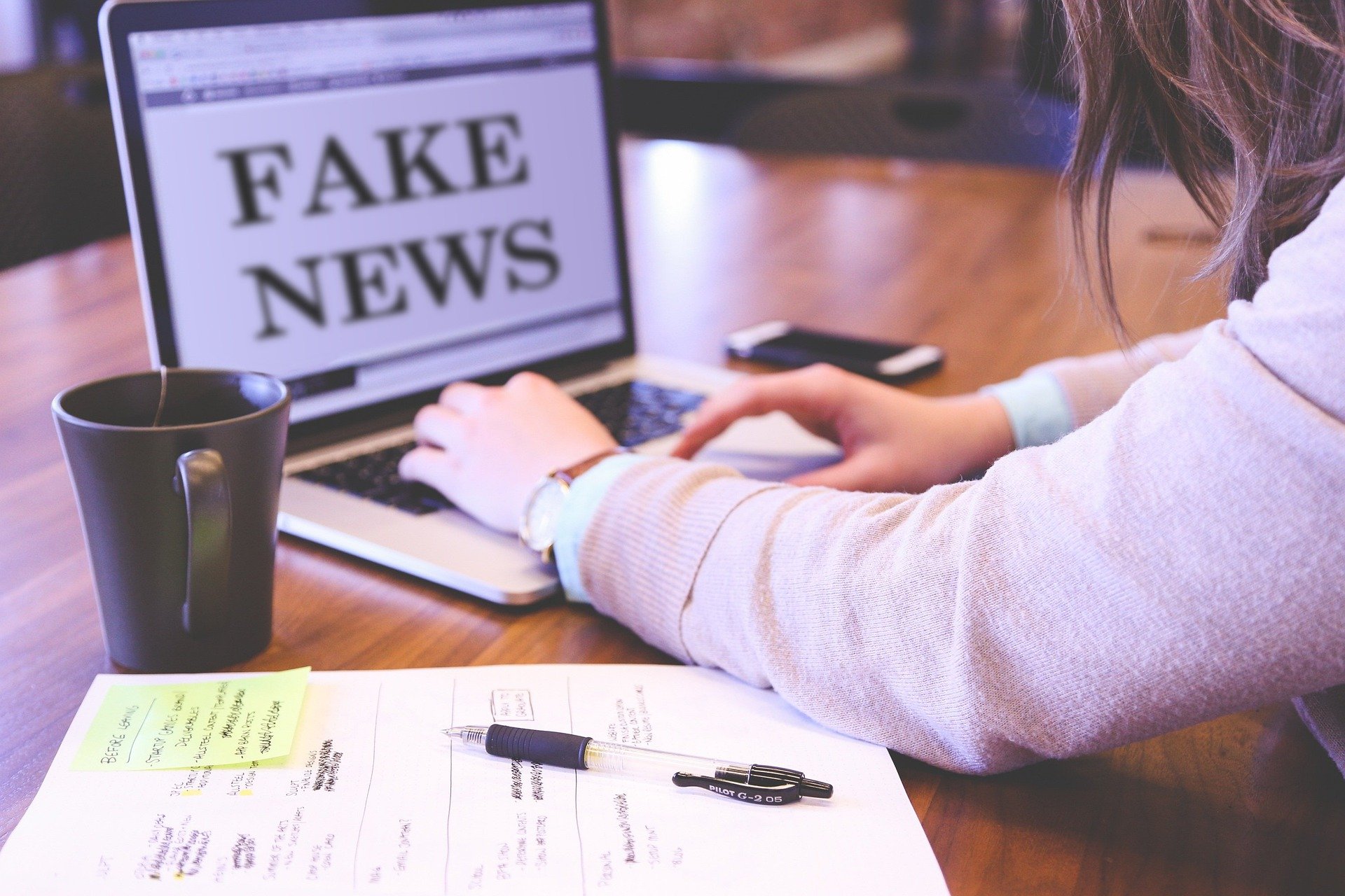 Laptop, auf dem Schriftzug "Fake News" angezeigt wird